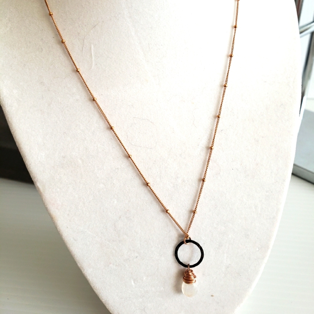 Elegant Gold and Black Pendant Necklace